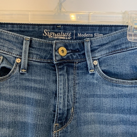 Levi Strauss Signature Modern Slim Med Dark Wash Jean Size 8M - W29 L32 - Picture 2 of 7